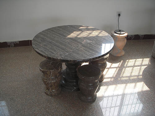 咖啡色 石桌石凳